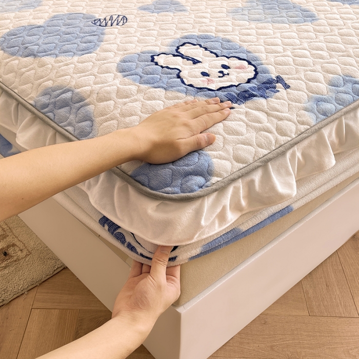 91家纺网 家纺一手货源 找家纺 澳梵家居 2022新款牛奶绒花边床笠三件套 蓝心兔兔