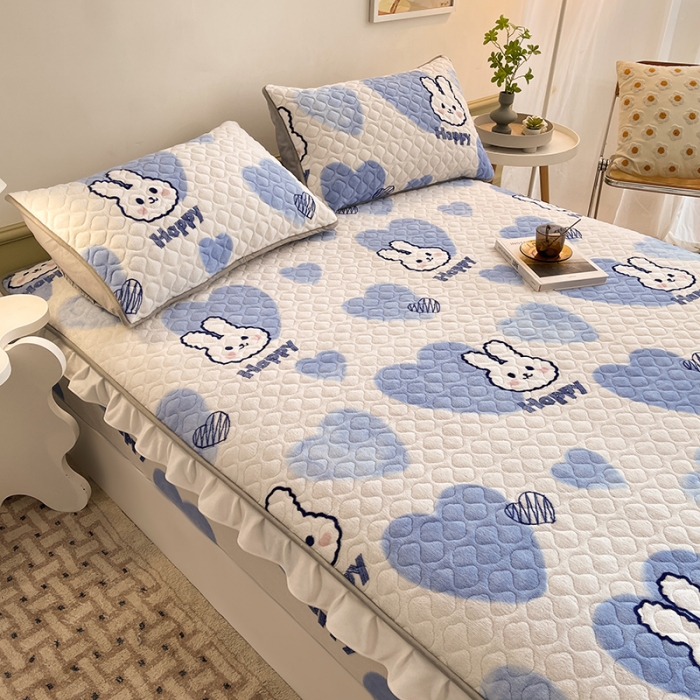 91家纺网 家纺一手货源 找家纺 澳梵家居 2022新款牛奶绒花边床笠三件套 蓝心兔兔