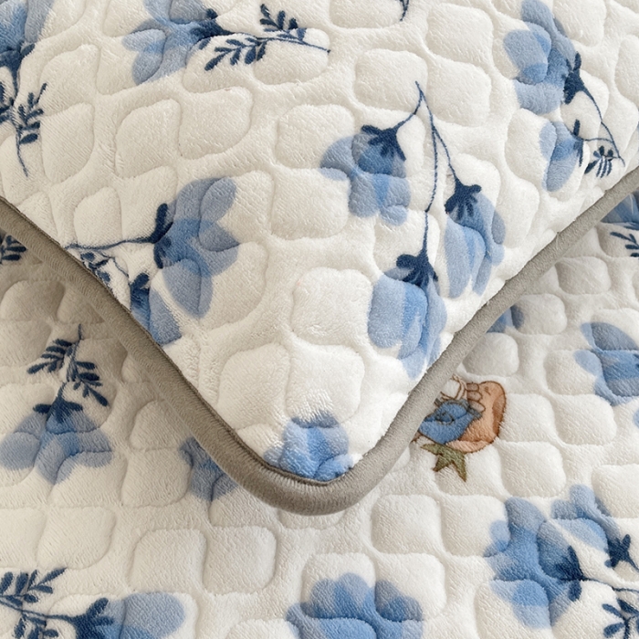 91家纺网 家纺一手货源 找家纺 澳梵家居 2022新款牛奶绒花边床笠三件套 息兰兔