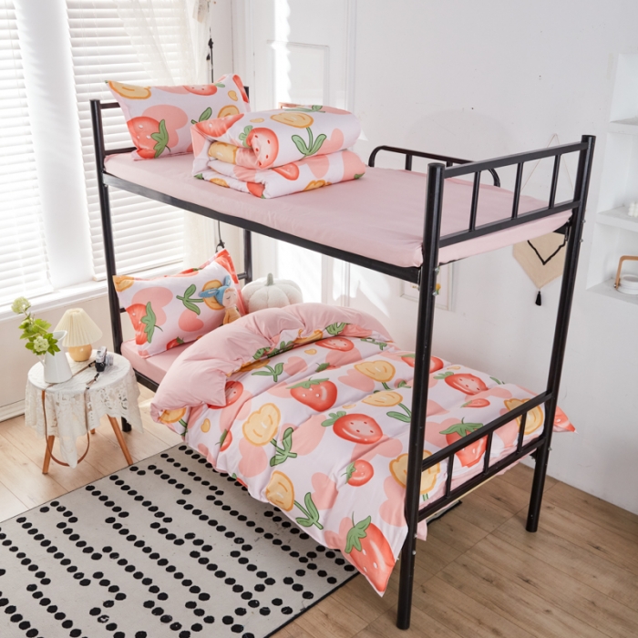 91家纺网 家纺一手货源 找家纺 乐居坊 2022新款芦荟棉上下铺学生床三件套四件套 草莓奇遇