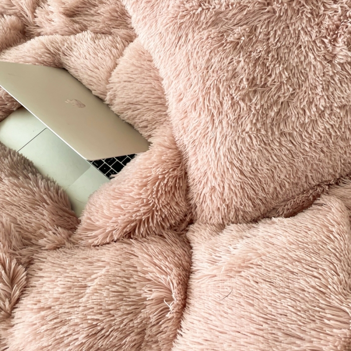 91家纺网 家纺一手货源 找家纺 邦妮家纺 2024新款云貂绒纯色四件套 豆沙