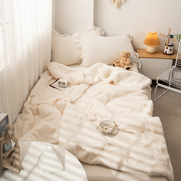 91家纺网 家纺一手货源 找家纺 潮邦2025新款仿兔毛羊羔绒毛球毯含买家秀 普通款白