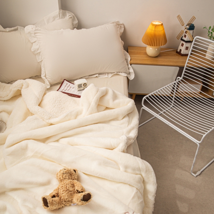 91家纺网 家纺一手货源 找家纺 潮邦2025新款仿兔毛羊羔绒毛球毯含买家秀 绣花款白