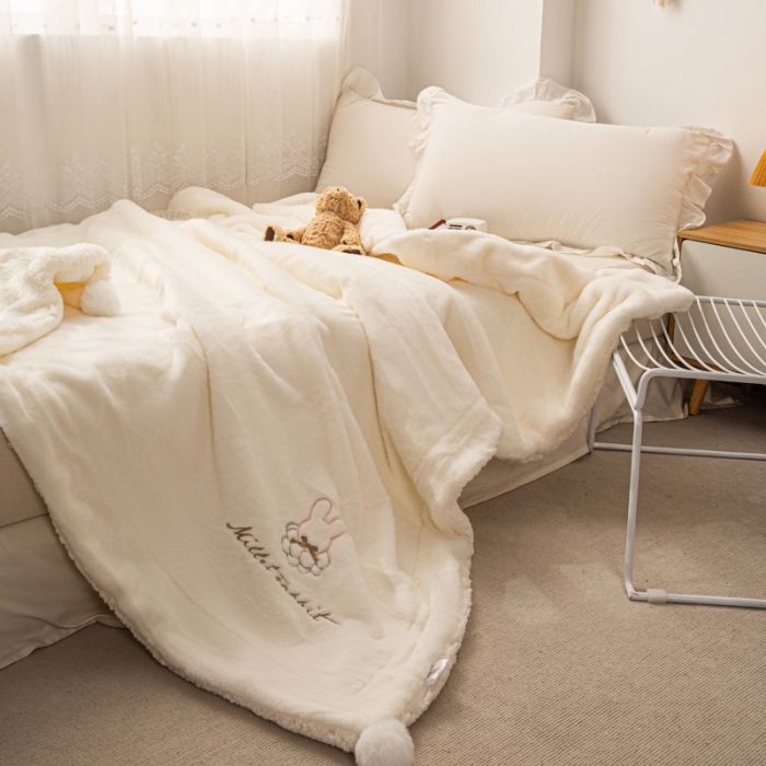 91家纺网 家纺一手货源 找家纺 潮邦2025新款仿兔毛羊羔绒毛球毯含买家秀 绣花款白