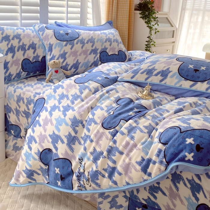 91家纺网 家纺一手货源 找家纺 金鑫汇 2022新款牛奶绒四件套系列 绅士熊-兰