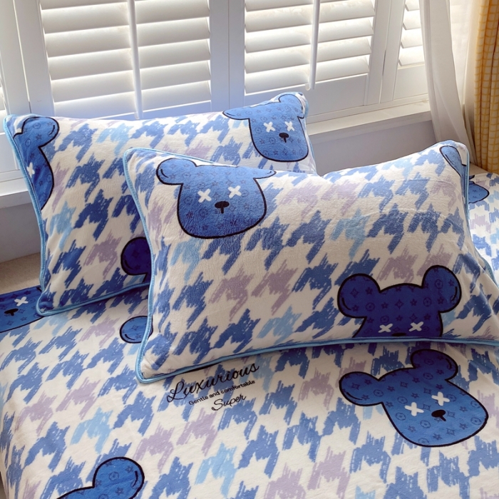 91家纺网 家纺一手货源 找家纺 金鑫汇 2022新款牛奶绒四件套系列 绅士熊-兰