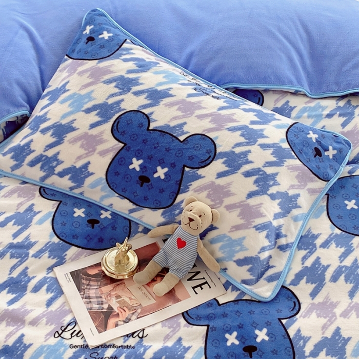 91家纺网 家纺一手货源 找家纺 金鑫汇 2022新款牛奶绒四件套系列 绅士熊-兰