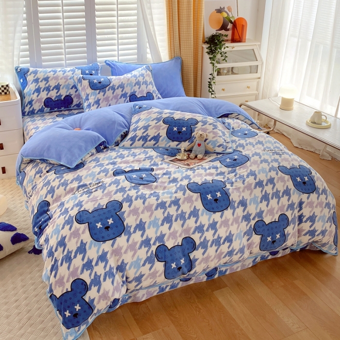 91家纺网 家纺一手货源 找家纺 金鑫汇 2022新款牛奶绒四件套系列 绅士熊-兰