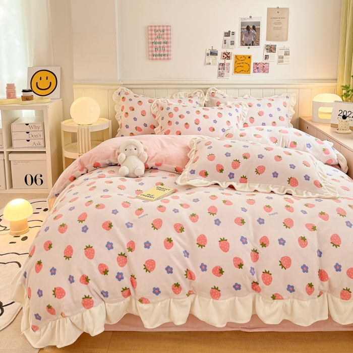 91家纺网 家纺一手货源 找家纺 川悦生活 2022新款韩版花边牛奶绒四件套 开心草莓花边