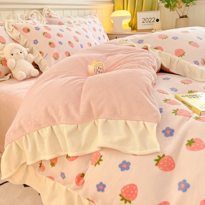 91家纺网 家纺一手货源 找家纺 川悦生活 2022新款韩版花边牛奶绒四件套 开心草莓花边