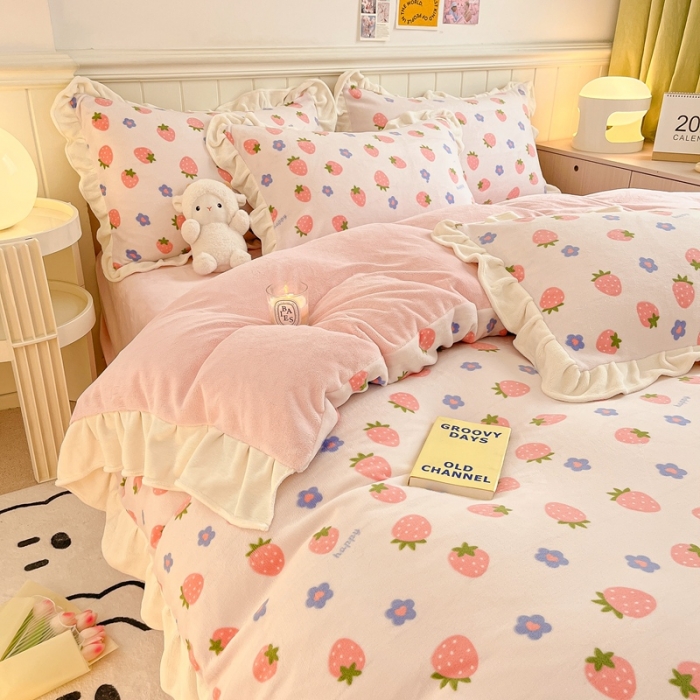 91家纺网 家纺一手货源 找家纺 川悦生活 2022新款韩版花边牛奶绒四件套 开心草莓花边