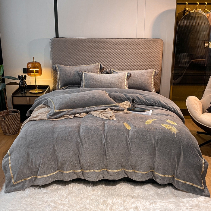 91家纺网 家纺一手货源 找家纺 （总）吾秀家居 2022新款羽毛刺绣雕花绒四件套