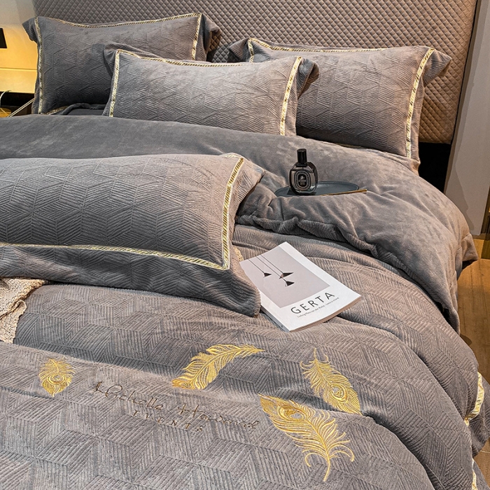 91家纺网 家纺一手货源 找家纺 （总）吾秀家居 2022新款羽毛刺绣雕花绒四件套