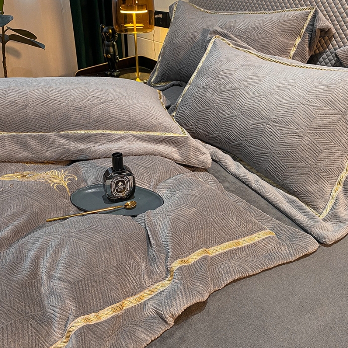 91家纺网 家纺一手货源 找家纺 （总）吾秀家居 2022新款羽毛刺绣雕花绒四件套