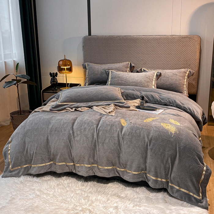 91家纺网 家纺一手货源 找家纺 吾秀家居 2022新款羽毛刺绣雕花绒四件套 羽毛浅灰