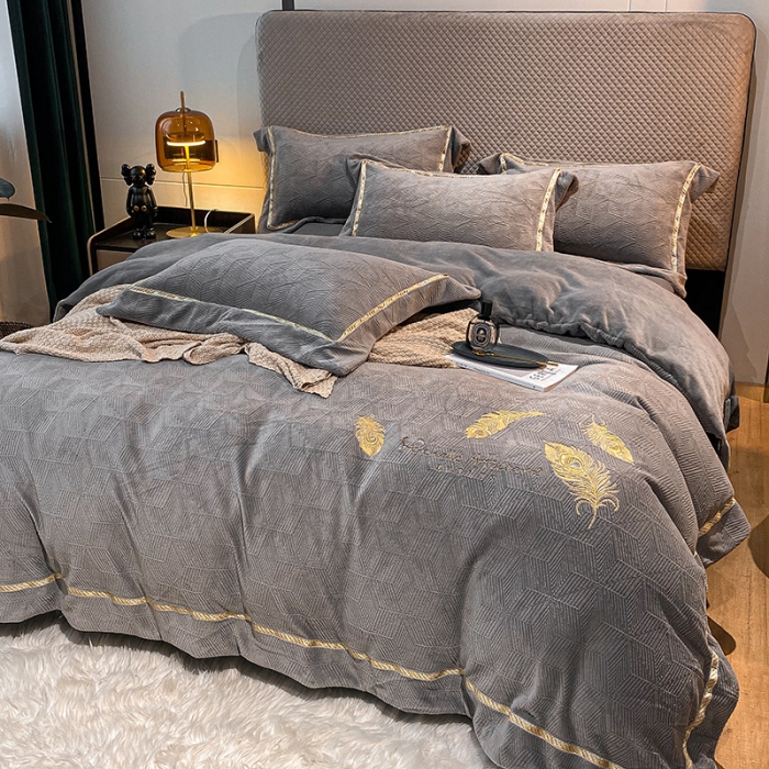 91家纺网 家纺一手货源 找家纺 吾秀家居 2022新款羽毛刺绣雕花绒四件套 羽毛浅灰