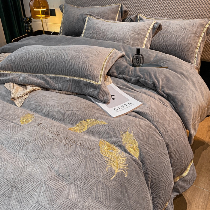 91家纺网 家纺一手货源 找家纺 吾秀家居 2022新款羽毛刺绣雕花绒四件套 羽毛浅灰