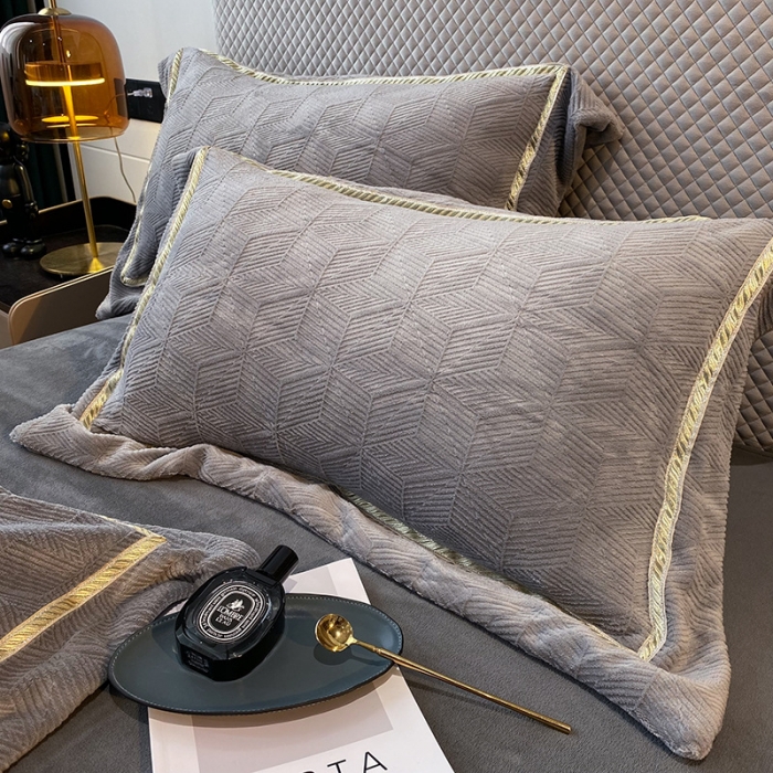 91家纺网 家纺一手货源 找家纺 吾秀家居 2022新款羽毛刺绣雕花绒四件套 羽毛浅灰