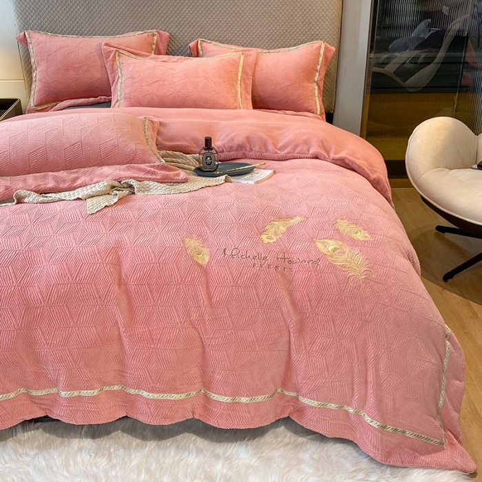 91家纺网 家纺一手货源 找家纺 吾秀家居 2022新款羽毛刺绣雕花绒四件套 羽毛浅玉