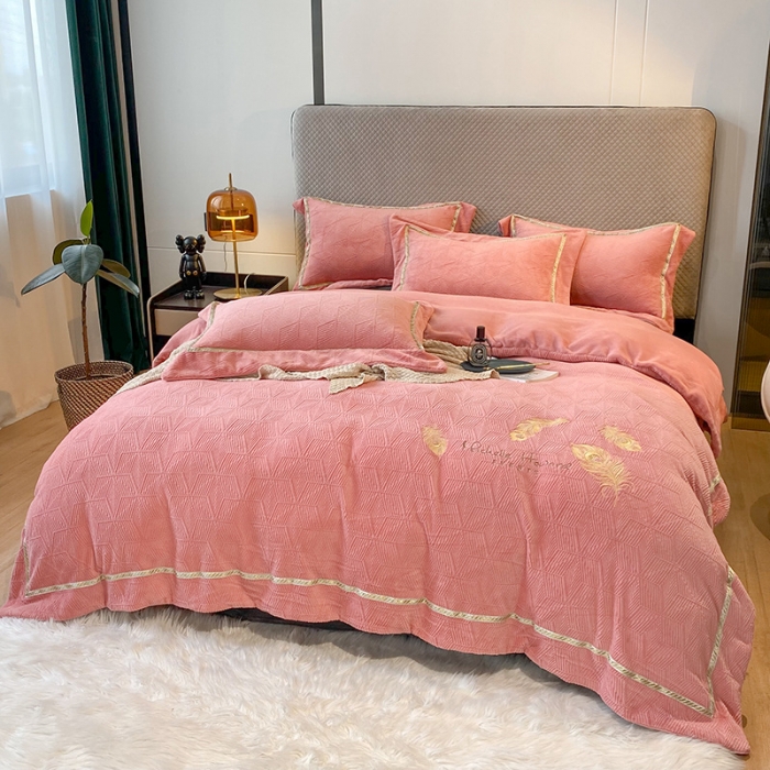 91家纺网 家纺一手货源 找家纺 吾秀家居 2022新款羽毛刺绣雕花绒四件套 羽毛浅玉