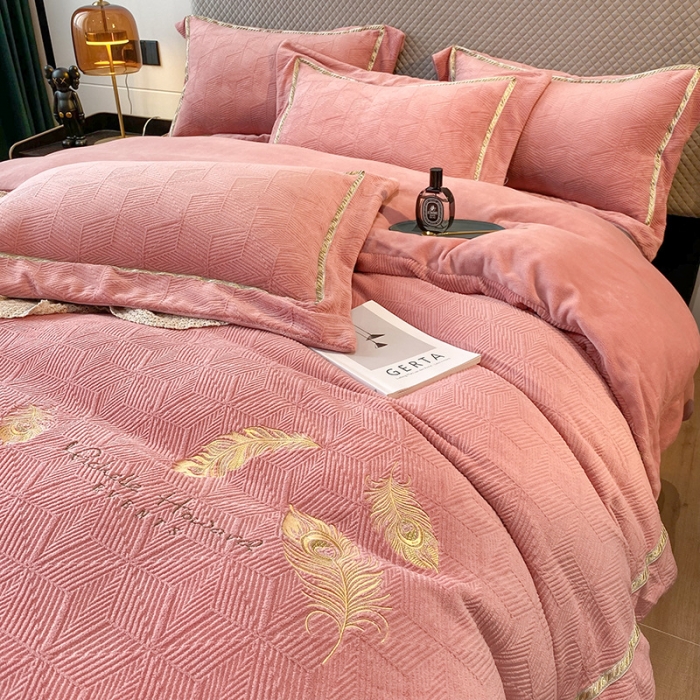 91家纺网 家纺一手货源 找家纺 吾秀家居 2022新款羽毛刺绣雕花绒四件套 羽毛浅玉