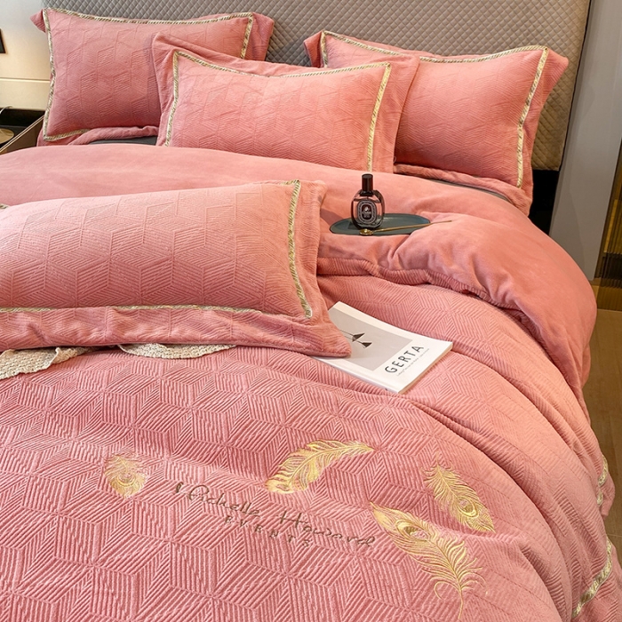 91家纺网 家纺一手货源 找家纺 吾秀家居 2022新款羽毛刺绣雕花绒四件套 羽毛浅玉