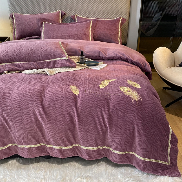 91家纺网 家纺一手货源 找家纺 吾秀家居 2022新款羽毛刺绣雕花绒四件套 羽毛浅紫