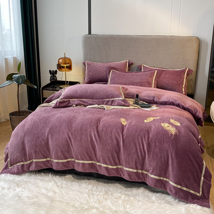 91家纺网 家纺一手货源 找家纺 吾秀家居 2022新款羽毛刺绣雕花绒四件套 羽毛浅紫
