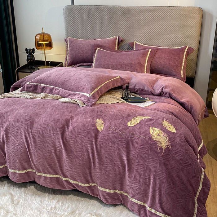 91家纺网 家纺一手货源 找家纺 吾秀家居 2022新款羽毛刺绣雕花绒四件套 羽毛浅紫