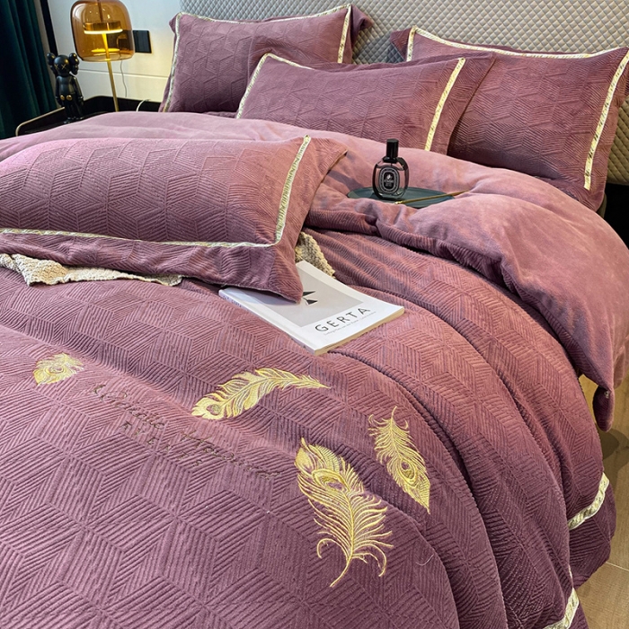 91家纺网 家纺一手货源 找家纺 吾秀家居 2022新款羽毛刺绣雕花绒四件套 羽毛浅紫