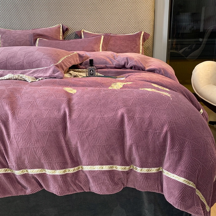 91家纺网 家纺一手货源 找家纺 吾秀家居 2022新款羽毛刺绣雕花绒四件套 羽毛浅紫