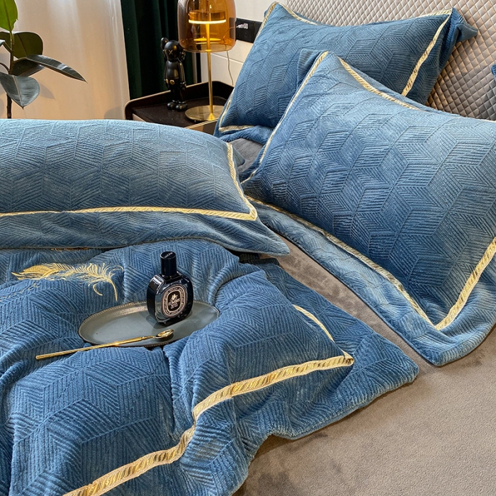 91家纺网 家纺一手货源 找家纺 吾秀家居 2022新款羽毛刺绣雕花绒四件套 羽毛绒蓝