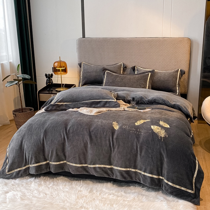91家纺网 家纺一手货源 找家纺 吾秀家居 2022新款羽毛刺绣雕花绒四件套 羽毛深灰