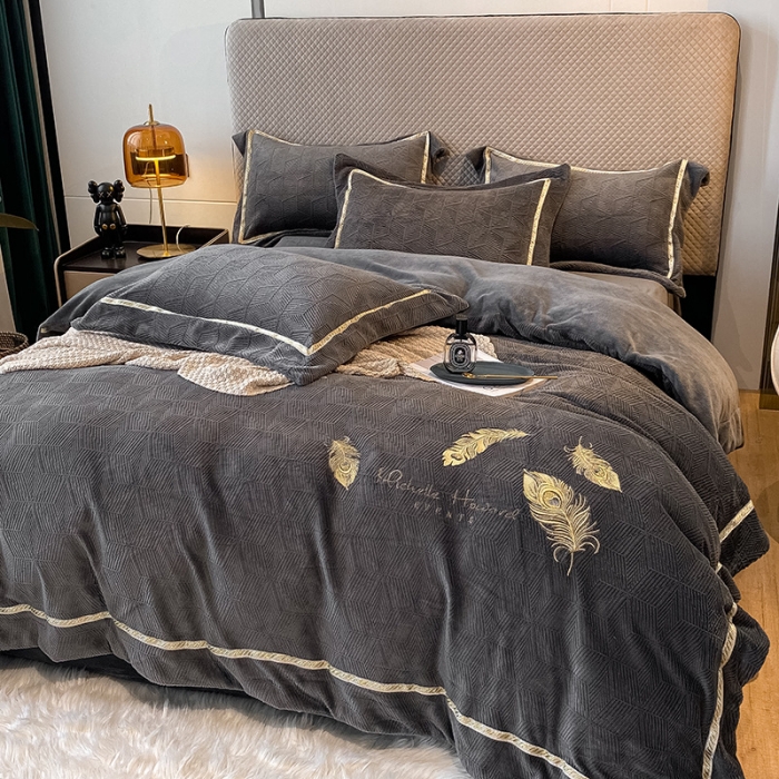 91家纺网 家纺一手货源 找家纺 吾秀家居 2022新款羽毛刺绣雕花绒四件套 羽毛深灰