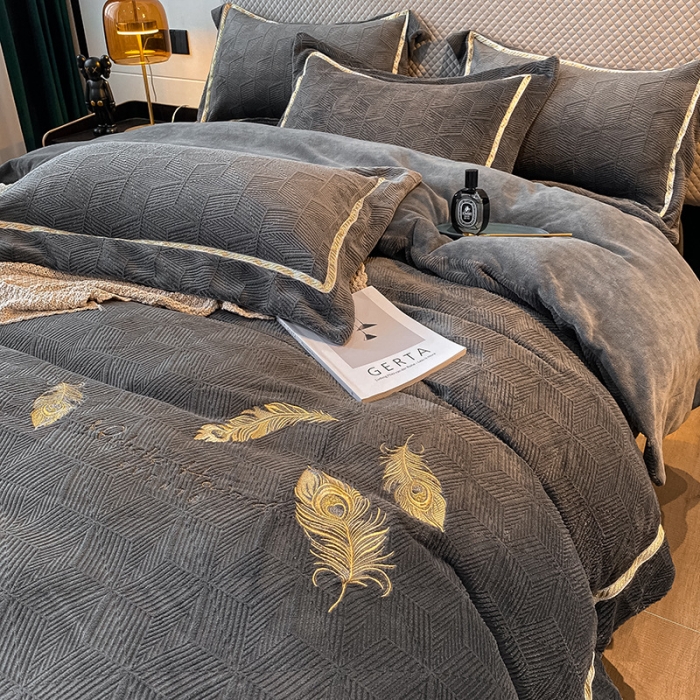 91家纺网 家纺一手货源 找家纺 吾秀家居 2022新款羽毛刺绣雕花绒四件套 羽毛深灰