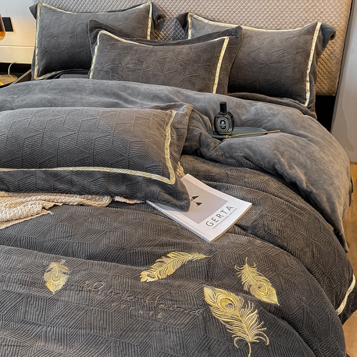 91家纺网 家纺一手货源 找家纺 吾秀家居 2022新款羽毛刺绣雕花绒四件套 羽毛深灰