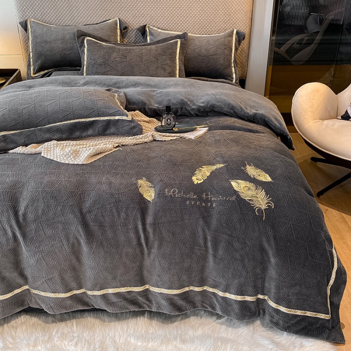 91家纺网 家纺一手货源 找家纺 吾秀家居 2022新款羽毛刺绣雕花绒四件套 羽毛深灰