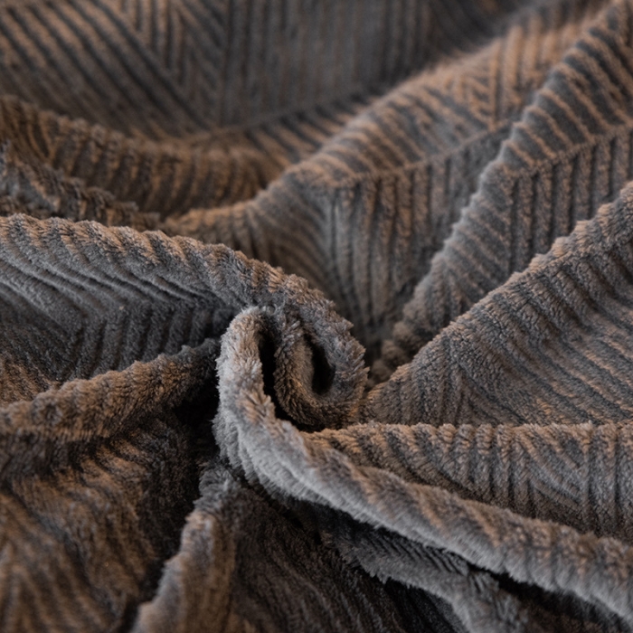 91家纺网 家纺一手货源 找家纺 吾秀家居 2022新款羽毛刺绣雕花绒四件套 羽毛深灰