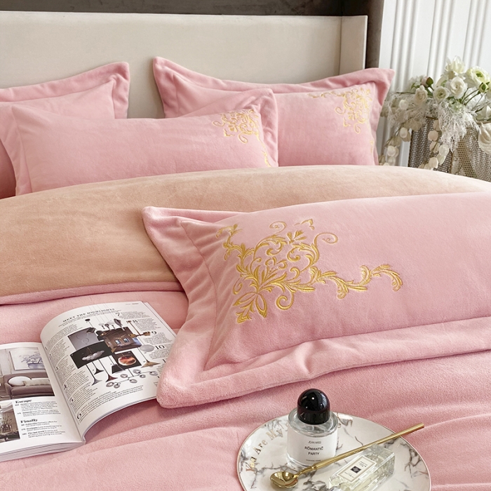 91家纺网 家纺一手货源 找家纺 （总）吾秀家居 2022新款牛奶绒欧若拉系列刺绣飞边四件套