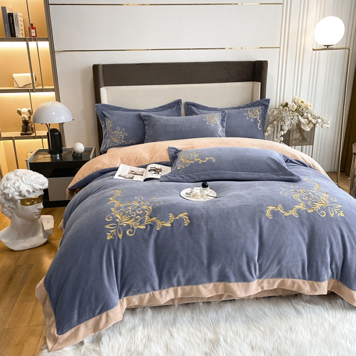 91家纺网 家纺一手货源 找家纺 吾秀家居 2022新款牛奶绒欧若拉系列刺绣飞边四件套 欧若拉兰灰