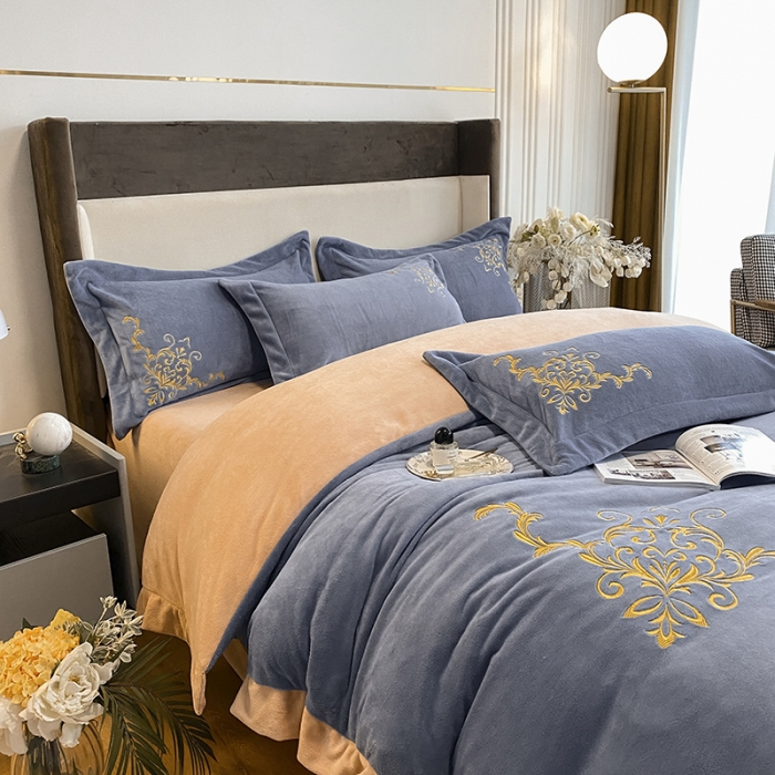 91家纺网 家纺一手货源 找家纺 吾秀家居 2022新款牛奶绒欧若拉系列刺绣飞边四件套 欧若拉兰灰