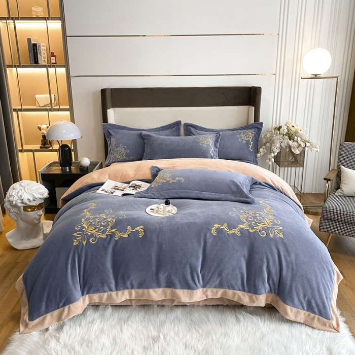 91家纺网 家纺一手货源 找家纺 吾秀家居 2022新款牛奶绒欧若拉系列刺绣飞边四件套 欧若拉兰灰