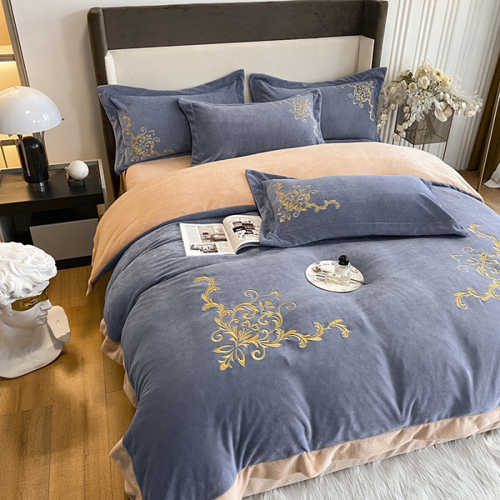 91家纺网 家纺一手货源 找家纺 吾秀家居 2022新款牛奶绒欧若拉系列刺绣飞边四件套 欧若拉兰灰