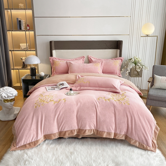 91家纺网 家纺一手货源 找家纺 吾秀家居 2022新款牛奶绒欧若拉系列刺绣飞边四件套 欧若拉浅玉