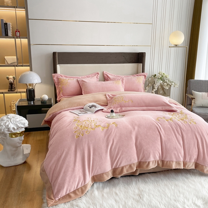 91家纺网 家纺一手货源 找家纺 吾秀家居 2022新款牛奶绒欧若拉系列刺绣飞边四件套 欧若拉浅玉