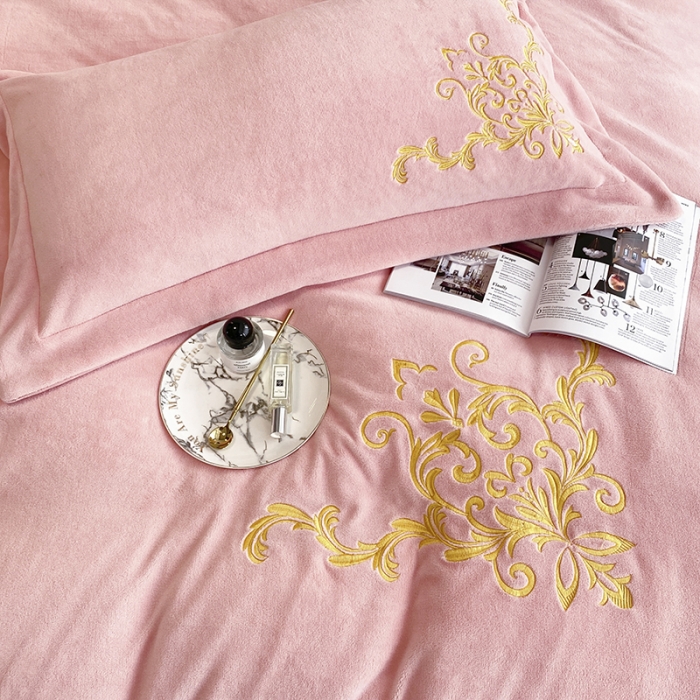 91家纺网 家纺一手货源 找家纺 吾秀家居 2022新款牛奶绒欧若拉系列刺绣飞边四件套 欧若拉浅玉