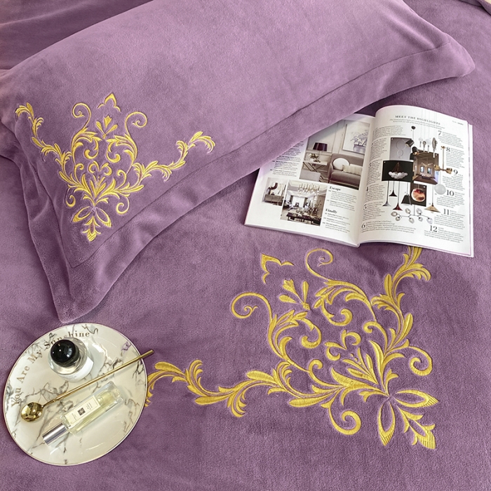 91家纺网 家纺一手货源 找家纺 吾秀家居 2022新款牛奶绒欧若拉系列刺绣飞边四件套 欧若拉浅紫