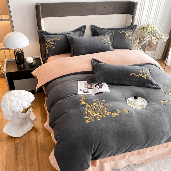 91家纺网 家纺一手货源 找家纺 吾秀家居 2022新款牛奶绒欧若拉系列刺绣飞边四件套 欧若拉深灰