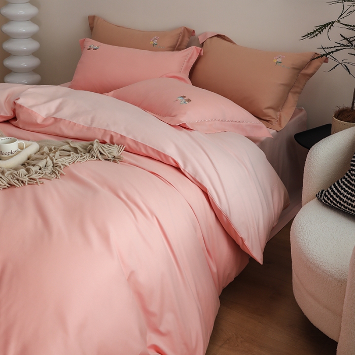 91家纺网 家纺一手货源 找家纺 沐白家纺 2022精梳火山全棉小磨毛纯色系列四件套 樱草粉丨初恋粉