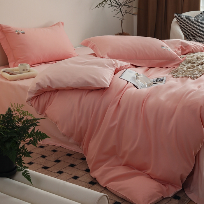 91家纺网 家纺一手货源 找家纺 沐白家纺 2022精梳火山全棉小磨毛纯色系列四件套 樱草粉丨初恋粉